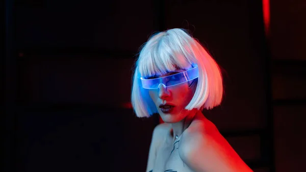 Estilo futurista. Mulher cyberpunk. — Fotografia de Stock