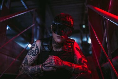 Neon gece şehrinde fütürist gözlüklü bir adam..