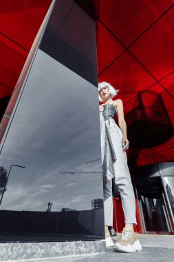 Kırmızı arka planda şık bir sarışın..