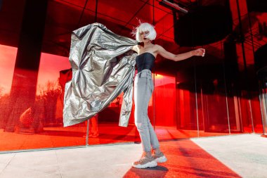 Kırmızı arka planda şık bir sarışın..