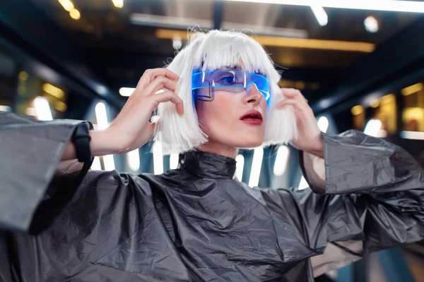 Stile futuristico. Cyberpunk donna. — Foto Stock