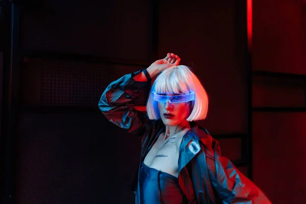 Estilo futurista. Mujer cyberpunk. —  Fotos de Stock