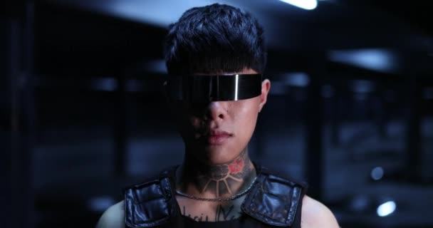 A man takes off his futuristic glasses. Cyberpunk style. — Stock Video