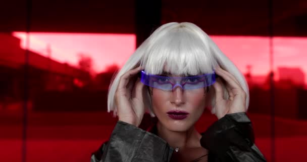 Art cyberpunk video with a woman in glowing glasses. The video has the effect of grain, noise. — Stock Video