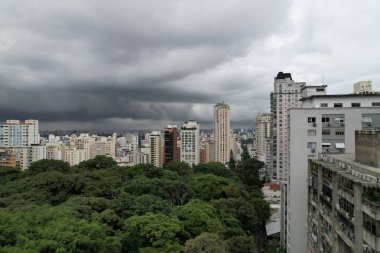 Sao Paulo 'nun ufuk çizgisi üzerinde yeşil bulutlar beliriyor..