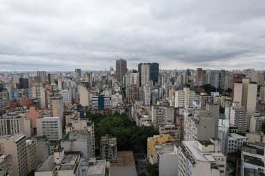 Sao Paulo silueti yüksek binaları, şehir yeşilliklerini ve yoğun bir atmosferi gözler önüne seriyor..