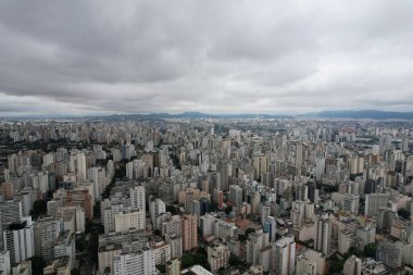 Sao Paulo yüksek binalar ve gri göklerden oluşan geniş bir siluete sahiptir..