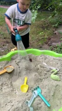 Çocuk Dışarıda Oyuncak Kamyonla Oynuyor