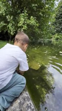 Yetişkin Denetimli Çocuk Keşif Göleti Kopyalama Alanı