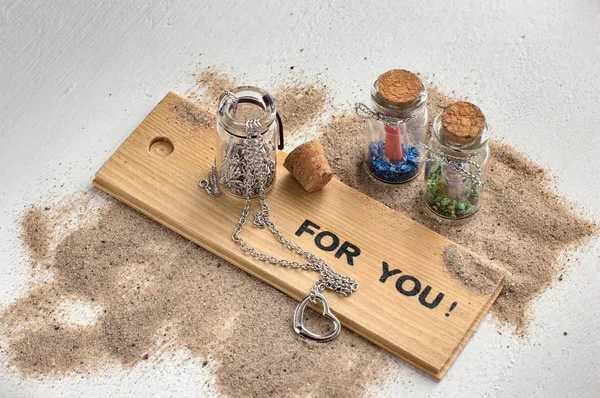 Sevgililer günü için dekorasyon hediye. Sevgililer günü için romantik kalp hediye. Provence tarzında beyaz arka plan. Küçük şişeleri dileklerimle.