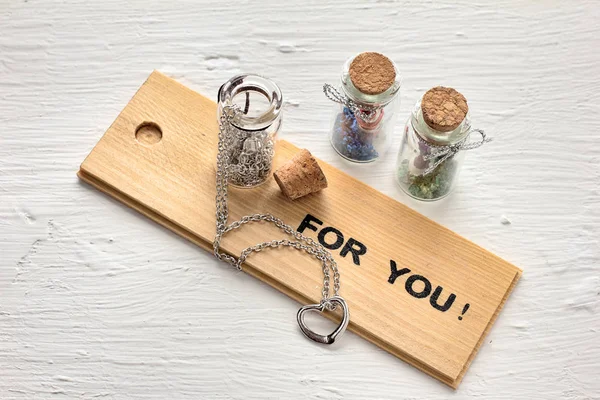 Sevgililer günü için dekorasyon hediye. Sevgililer günü için romantik kalp hediye. Provence tarzında beyaz arka plan. Küçük şişeleri dileklerimle.