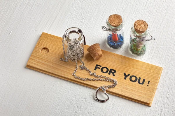 Sevgililer günü için dekorasyon hediye. Sevgililer günü için romantik kalp hediye. Provence tarzında beyaz arka plan. Küçük şişeleri dileklerimle.