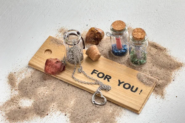 Sevgililer günü için dekorasyon hediye. Sevgililer günü için romantik kalp hediye. Provence tarzında beyaz arka plan. Küçük şişeleri dileklerimle.