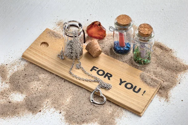 Sevgililer günü için dekorasyon hediye. Sevgililer günü için romantik kalp hediye. Provence tarzında beyaz arka plan. Küçük şişeleri dileklerimle.