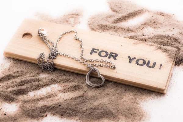 Sevgililer günü için dekorasyon hediye. Sevgililer günü için romantik kalp hediye. Provence tarzında beyaz arka plan. Küçük şişeleri dileklerimle.