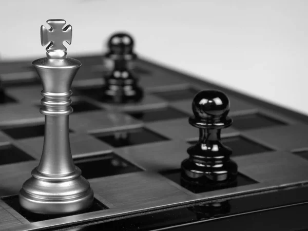 Satranç tahtasında metal siyah beyaz satranç