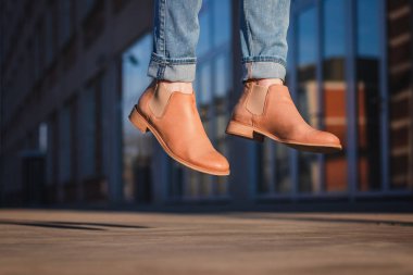 Deri ayakkabı atlama ile kadın bacaklar. Deri Boot Levitation kadın