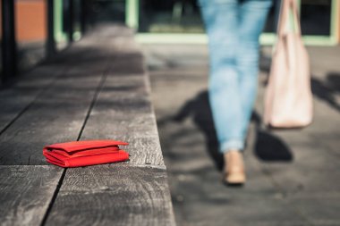 Kadın, deri cüzdanını unuttuğu bir Bankdan ayrılıyor. Şehir sokakta kayıp çanta
