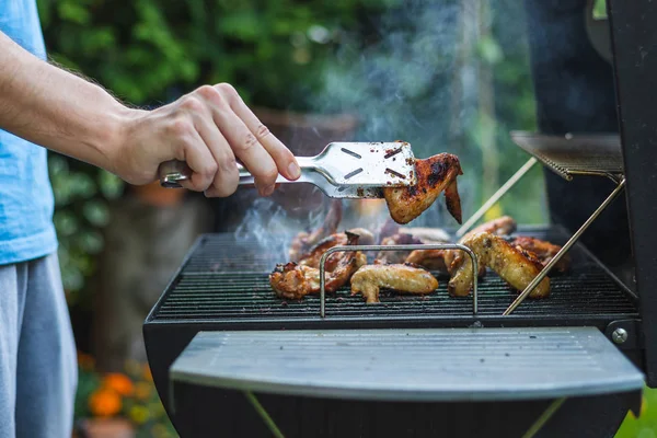 Barbacoa Ala Pollo Parrilla Durante Fiesta Del Jardín Hombre Con — Foto de Stock