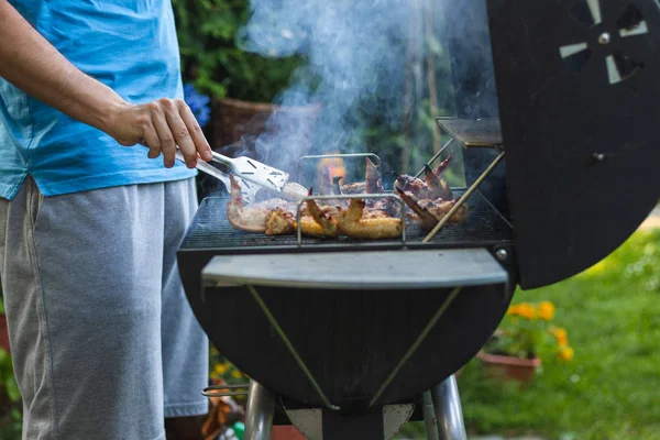 Barbacoa Ala Pollo Parrilla Durante Fiesta Del Jardín Hombre Con — Foto de Stock