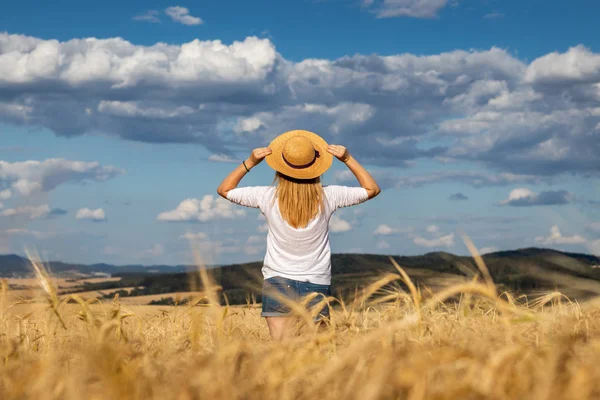 Gelukkige Vrouw Met Stro Hoed Staande Tarwe Veld Genieten Van — Stockfoto