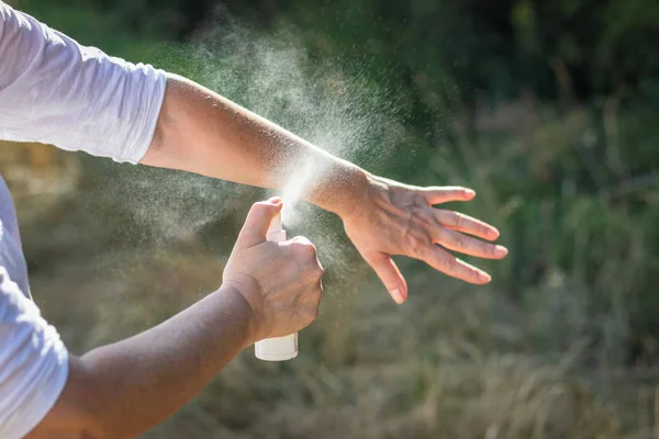 Insektenschutzmittel Frau Sprüht Mückenschutzmittel Auf Die Hand Hautschutz Gegen Zecken — Stockfoto