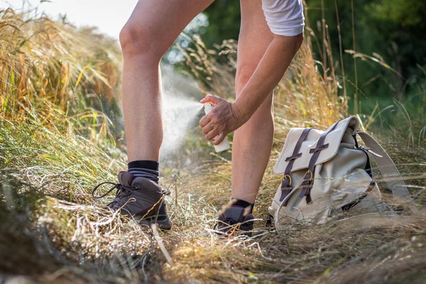 Mulher Turista Pulverizando Repelente Insetos Contra Carrapato Mosquito Natureza Aplicação — Fotografia de Stock