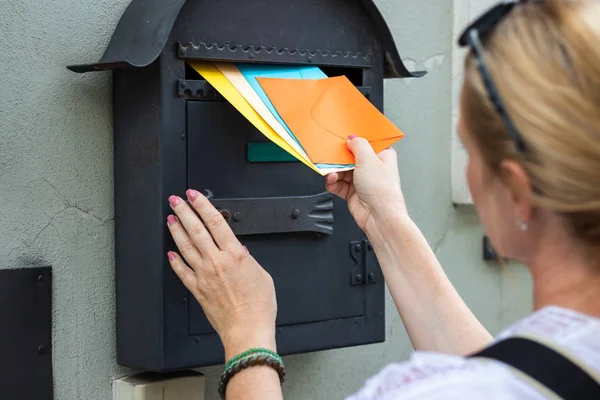 Briefträger Steckt Briefe Briefkasten Frau Hält Bunte Umschläge Der Hand — Stockfoto