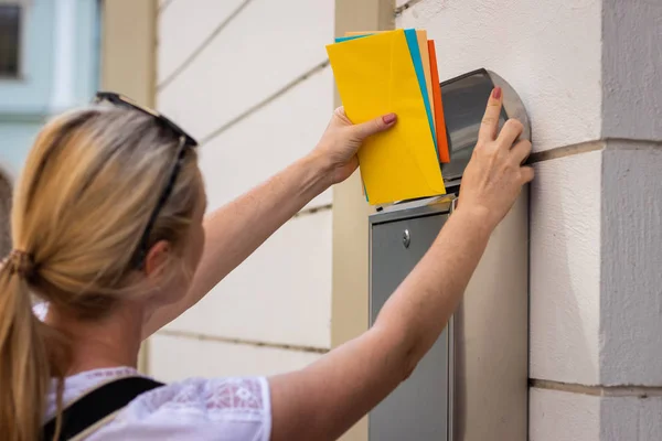 Postangestellte Wirft Briefe Briefkasten Frau Hält Bunte Umschläge Der Hand — Stockfoto