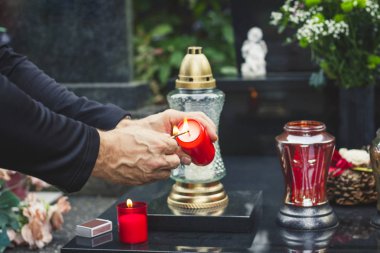 All Souls Day sırasında mezarlıkta mum yakmak. En yakın tüm ölü lere adanmış onur