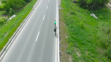 İki bisikletçi Bisiklet karayolu üzerinde. havadan görünümü