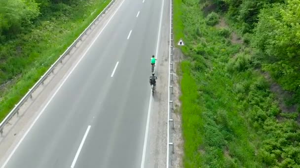 Dwóch zawodników na rowerach na autostradzie. Widok z lotu ptaka — Wideo stockowe