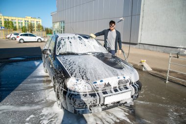 self servis carwash araba yıkama güneş gözlüklü genç adam