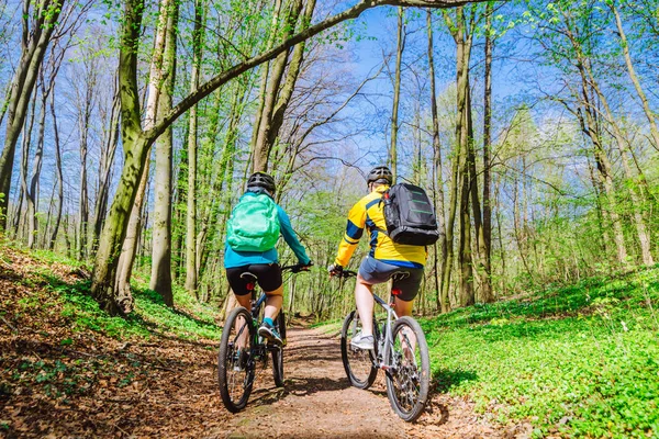 フォレスト内の暖かい日でカップル乗馬自転車 — ストック写真