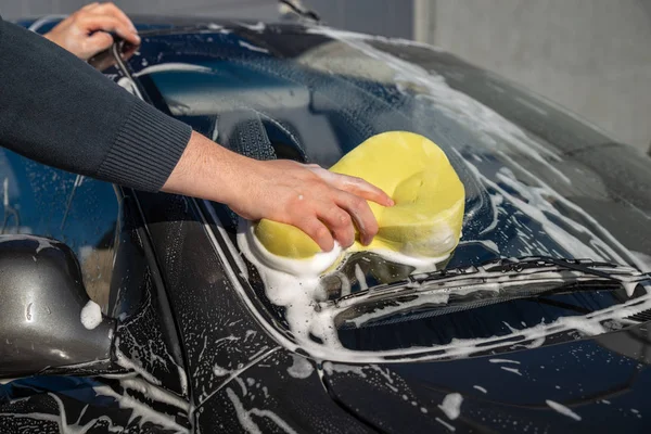 Concepto Lavado Coches Hombre Lavar Coche Con Jabón Esponja Amarilla — Foto de Stock