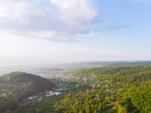 Zonsopgang boven de bergen. luchtfoto. nieuwe dag — Stockfoto