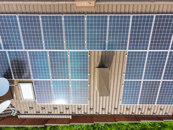 Vista aerea. tetto solare. energia pulita. vista aerea — Foto Stock