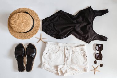giysileri ile düz yatıyordu. moda. Yaz konsepti