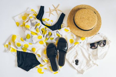 Plaj giyim genel gider görünümüne ayarlayın. Beyaz arka plan üzerinde düz lay