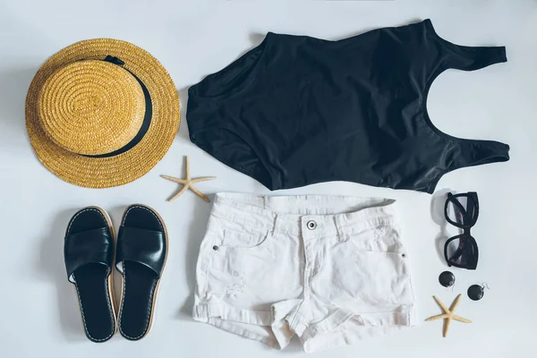 Plaj giyim genel gider görünümüne ayarlayın. Beyaz arka plan üzerinde düz lay
