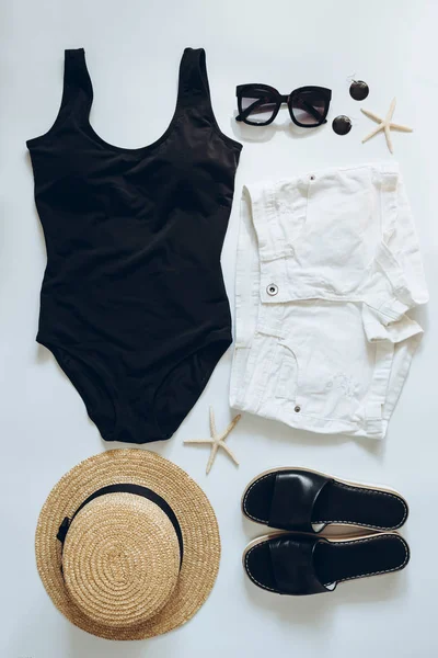 Plaj giyim genel gider görünümüne ayarlayın. Beyaz arka plan üzerinde düz lay — Stok fotoğraf
