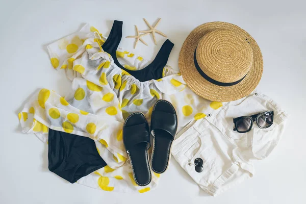 Vista aérea do conjunto de roupas de praia. flat lay no fundo branco — Fotografia de Stock