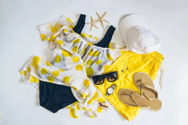 Plaj giyim genel gider görünümüne ayarlayın. Beyaz arka plan üzerinde düz lay