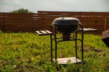 akşam arka bahçesinde barbekü ızgara. kimse