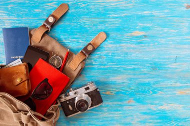 malzeme ile sırt çantası. seyahat kavramı. pasaport para güneş gözlüğü mavi ahşap zemin üzerinde. kopya alanı