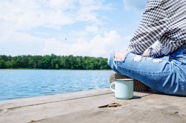 kadın metal fincan kahve ile kapatın. kırpma.