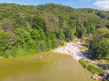 güneşlenme, yüzme, lake yakınındaki Kum Plajı'nda oturan insanlar. havadan görünümü