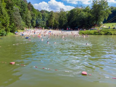 Lviv, Ukrayna - 9 Haziran, 2018: İnsanlar gölde yüzme. Yaz saati