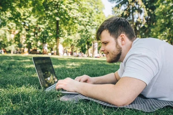 Young Adult Man Working Laptop City Park Summer Day — Stock Photo, Image