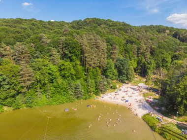 güneşlenme, yüzme, lake yakınındaki Kum Plajı'nda oturan insanlar. havadan görünümü